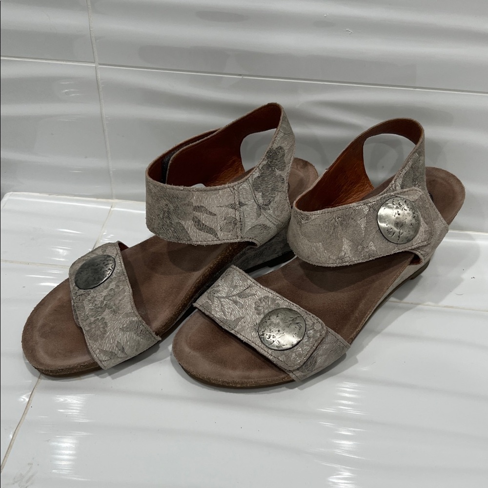 Tan Taos Sandals with Bronze Accents